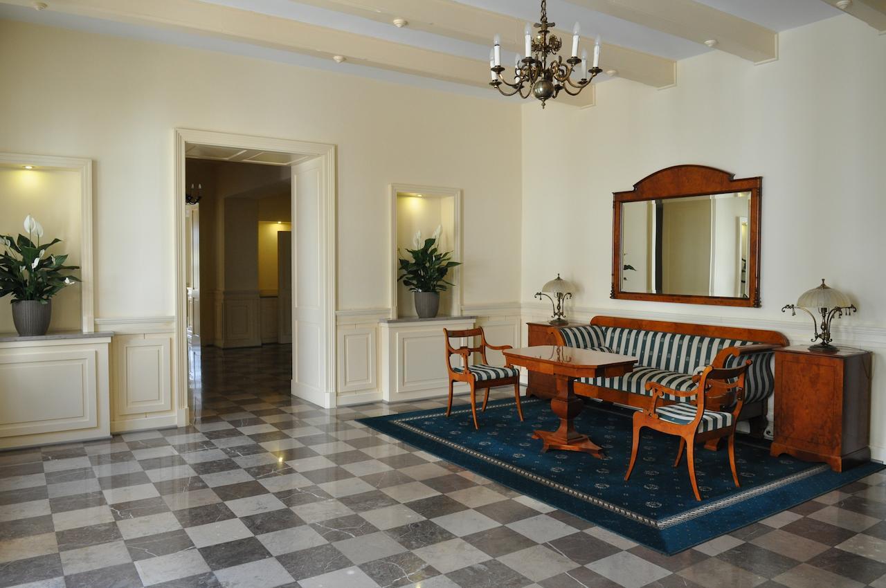 Hotel "Zajazd Napoleonski" วอร์ซอ ภายนอก รูปภาพ