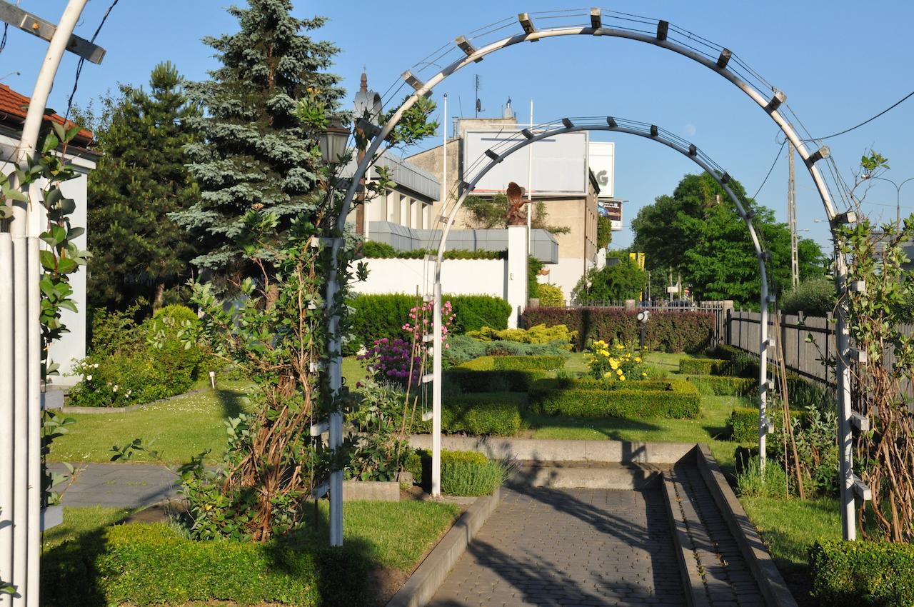 Hotel "Zajazd Napoleonski" วอร์ซอ ภายนอก รูปภาพ