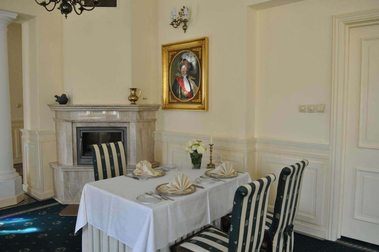 Hotel "Zajazd Napoleonski" วอร์ซอ ภายนอก รูปภาพ